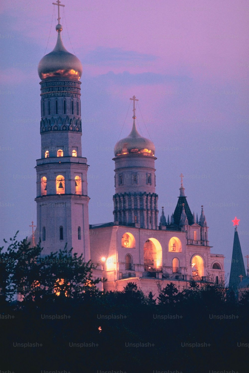 밤에는 두 개의 탑이 있는 커다란 흰색 건물