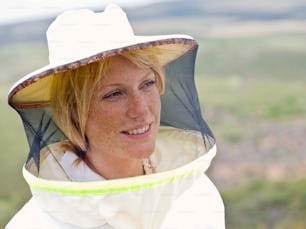 Une femme portant un costume d’abeille et un chapeau