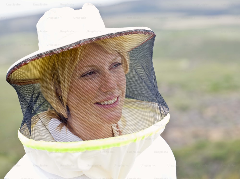 Une femme portant un costume d’abeille et un chapeau