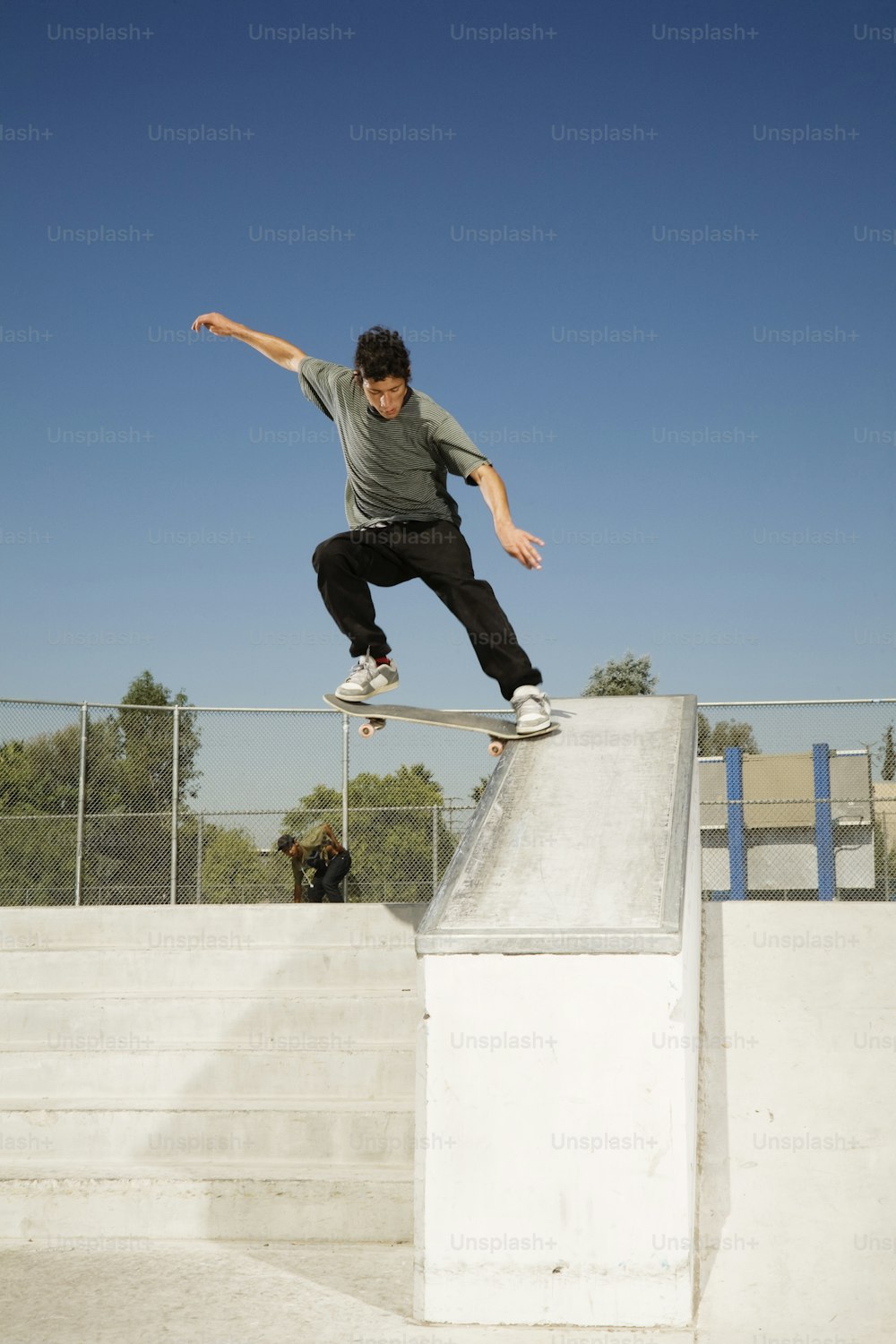 Un uomo che cavalca uno skateboard sul lato di una rampa di cemento