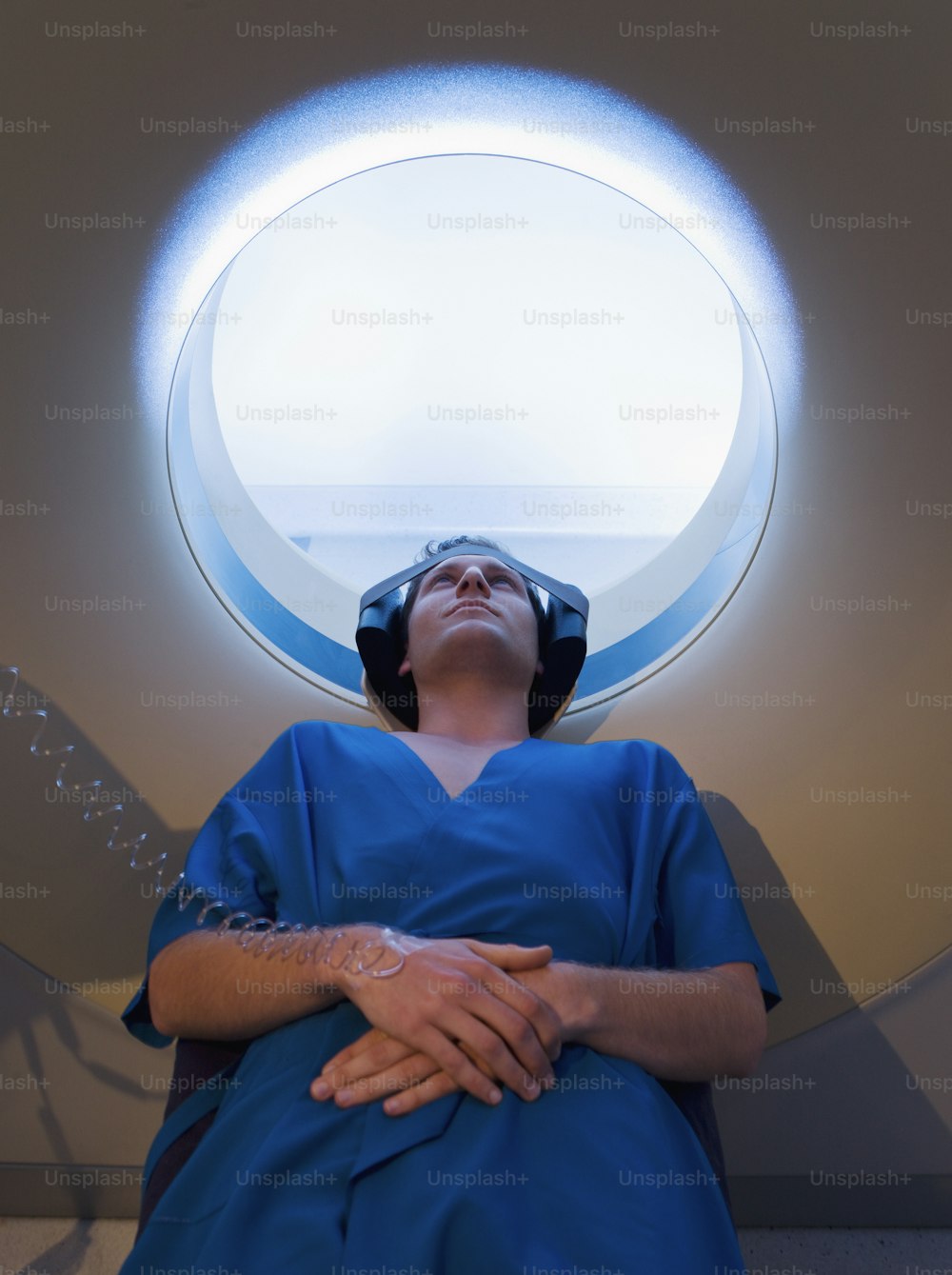 Un homme en costume bleu allongé dans un lit d’hôpital
