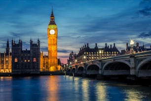 Big Ben y Westminster Bridge de noche, Londres, Reino Unido