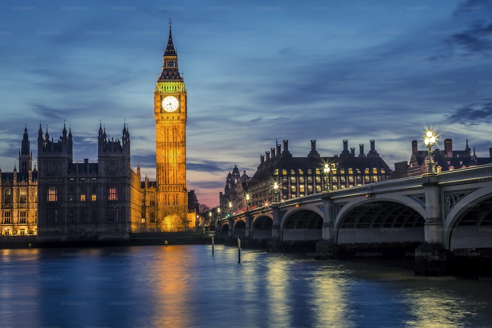 Big Ben y Westminster Bridge de noche, Londres, Reino Unido