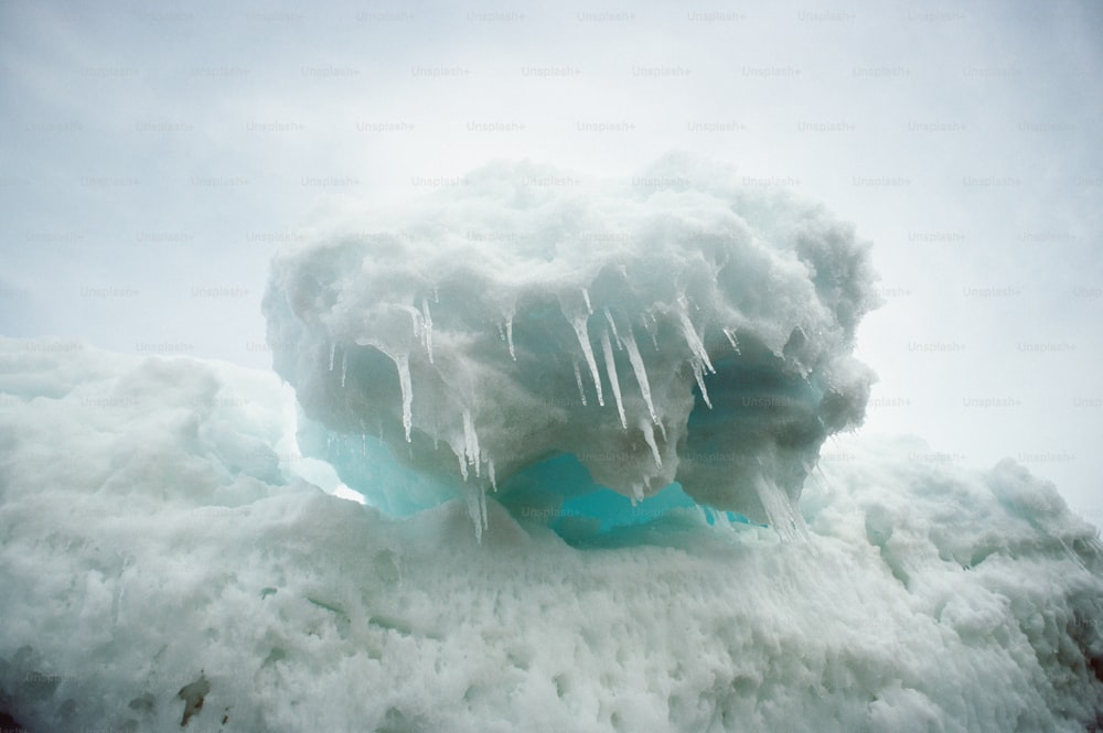 um grande iceberg com pedras penduradas nas laterais