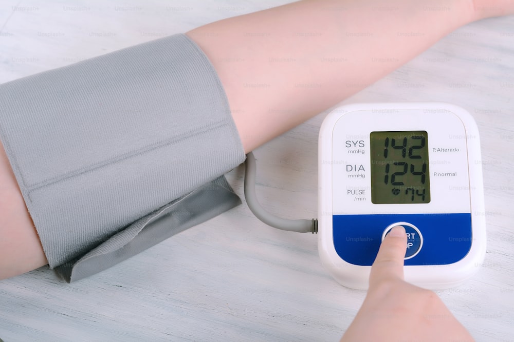 Vista de cerca de la persona que mide su presión arterial. Concepto de medicina