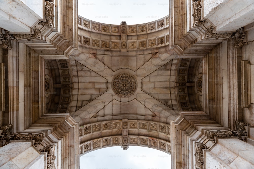 Vista en ángulo bajo del arco de triunfo de la Rua Augusta de Lisboa, construido para conmemorar la reconstrucción de la ciudad tras el terremoto de 1755.