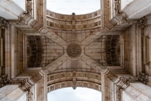 Veduta dal basso dell'arco di trionfo in Rua Augusta a Lisbona, costruito per commemorare la ricostruzione della città dopo il terremoto del 1755.
