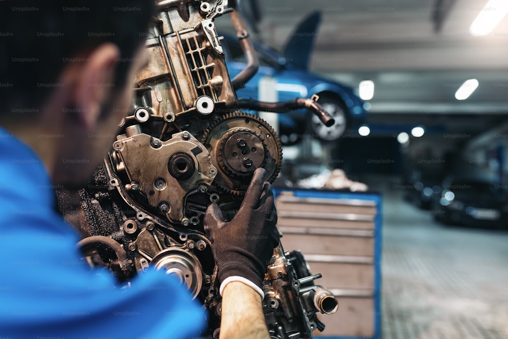 Motor de coche de reparación mecánica profesional en garaje.