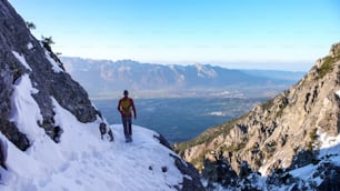 초겨울에 리히텐슈타인 산맥의 하이킹 코스에서 라인 계곡의 멋진 전망을 감상하는 남성 등산객