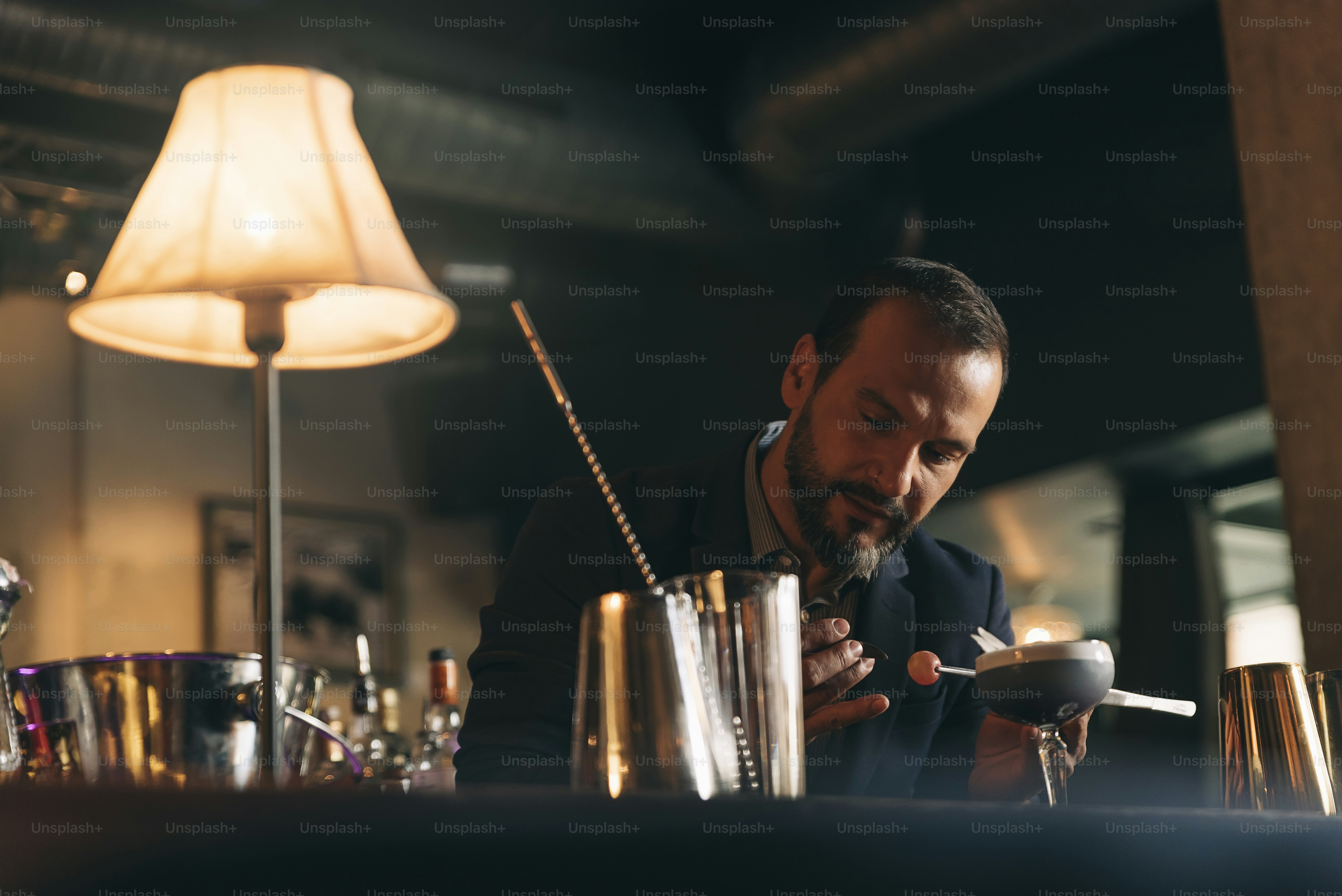 Barman experiente está fazendo coquetel na boate