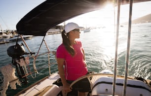 Femme sportive forte et heureuse naviguant avec son bateau