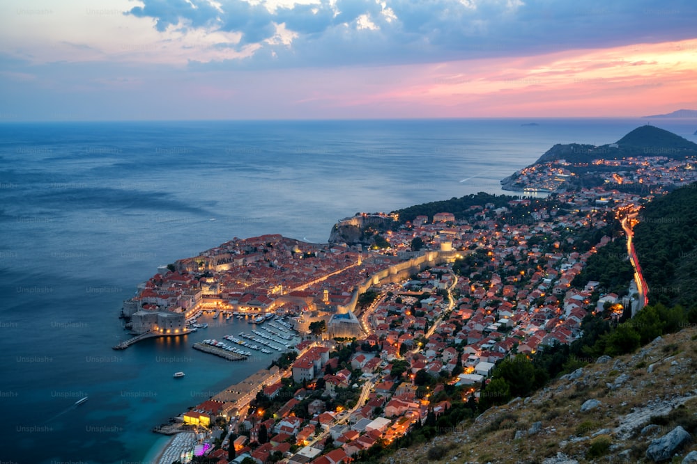 アドリア海沿岸のドゥブロヴニク旧市街、ダルマチア、クロアチア - クロアチアの著名な旅行先。ドゥブロヴニク旧市街は1979年にユネスコの世界遺産に登録されました。