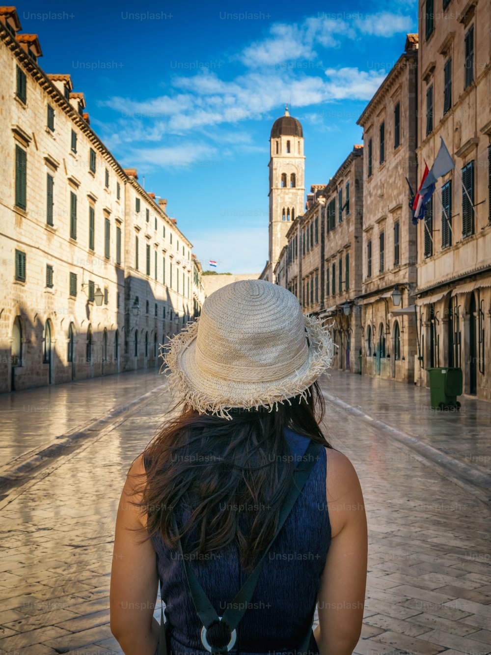 크로아티아의 두브 로브 니크 (Dubrovnik)의 구시 가지에있는 Stradun (Placa)의 역사적인 거리에서 여행자 산책 - 크로아티아의 저명한 여행지. 두브 로브 니크 구시 가지는 1979 년 유네스코 세계 문화 유산으로 지정되었습니다.