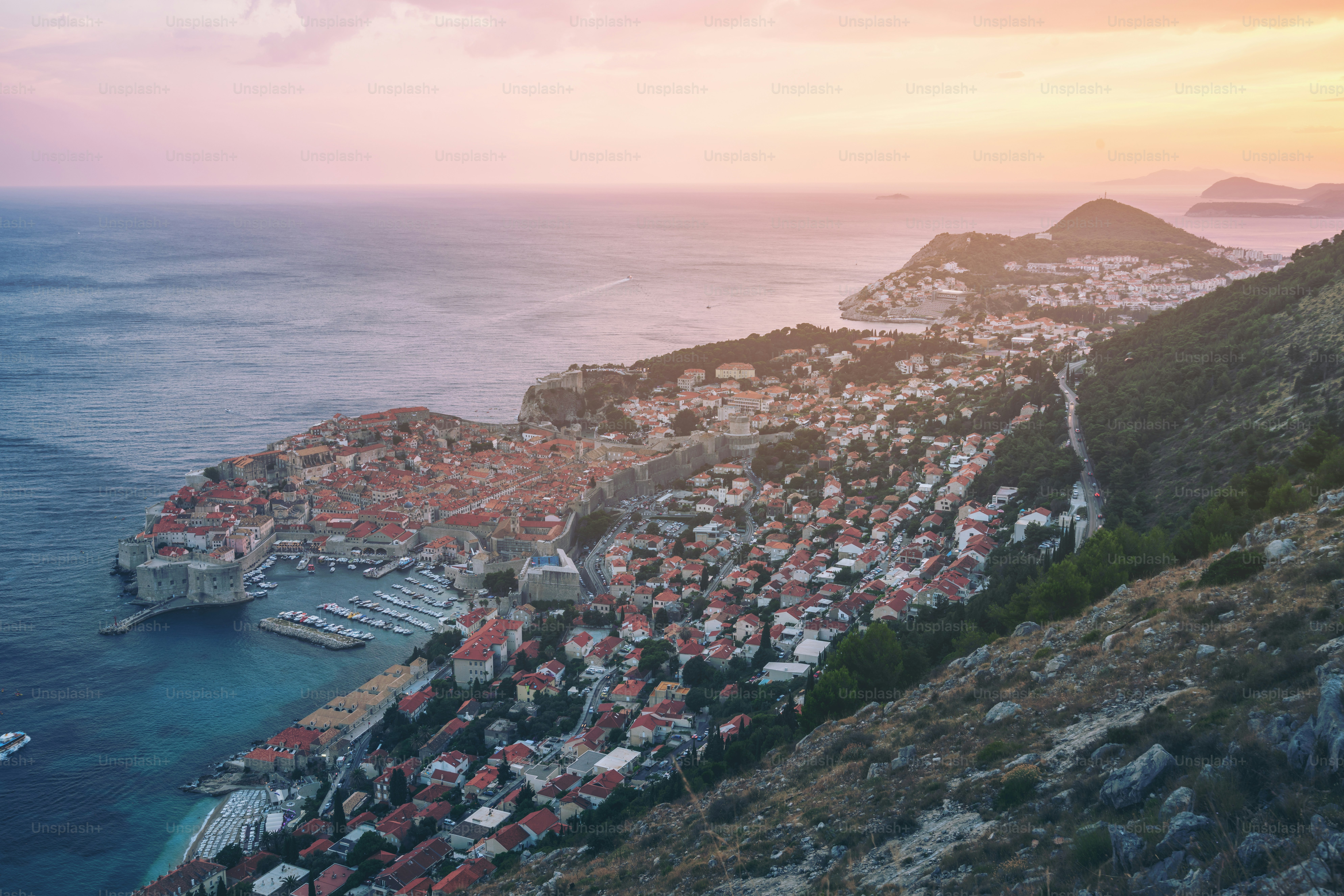 Vieille ville de Dubrovnik sur la côte de la mer Adriatique, Dalmatie, Croatie - Destination de voyage de premier plan de la Croatie. La vieille ville de Dubrovnik a été classée au patrimoine mondial de l’UNESCO en 1979.