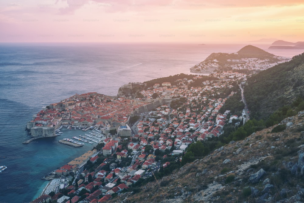 Casco antiguo de Dubrovnik en la costa del mar Adriático, Dalmacia, Croacia - Destacado destino turístico de Croacia. El casco antiguo de Dubrovnik fue declarado Patrimonio de la Humanidad por la UNESCO en 1979.