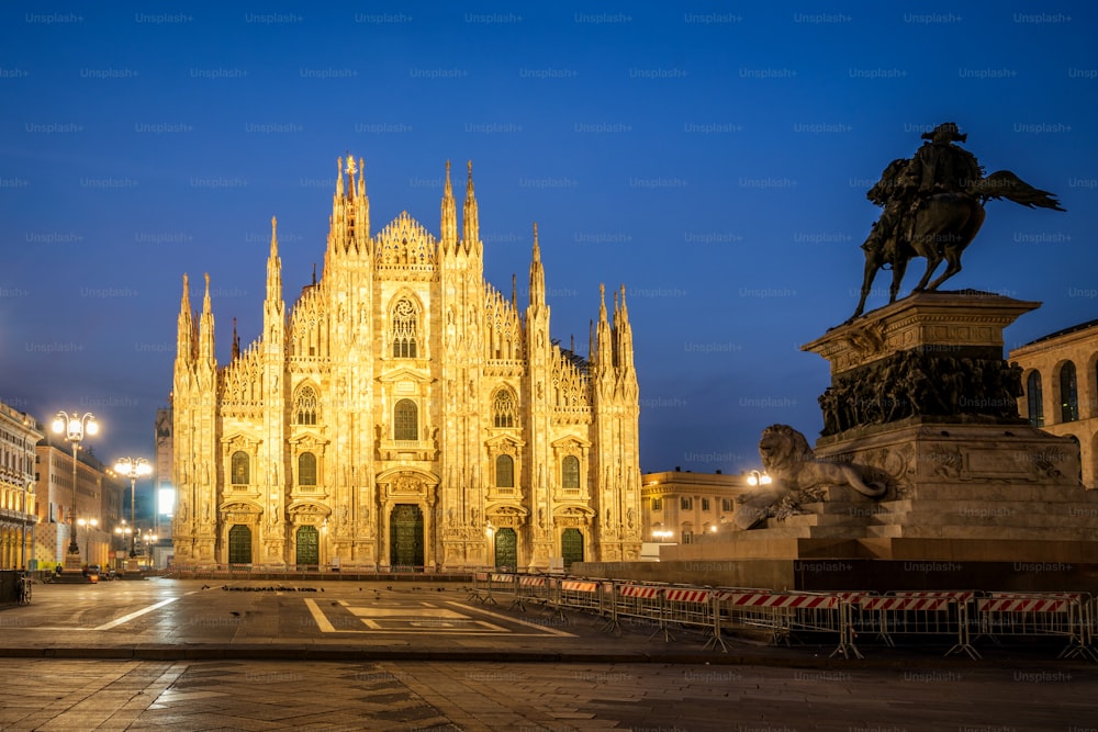밀라노의 두오모 디 밀라노 (밀라노 대성당), 이탈리아 . 밀라노 대성당은 이탈리아에서 가장 큰 교회이자 세계에서 세 번째로 큰 교회입니다. 이탈리아 밀라노의 유명한 관광 명소입니다.