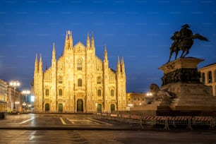 Duomo di Milano (Catedral de Milão) em Milão, Itália. A Catedral de Milão é a maior igreja da Itália e a terceira maior do mundo. É a famosa atração turística de Milão, Itália.