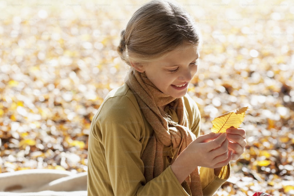 손에 나뭇잎을 들고 있는 어린 소녀