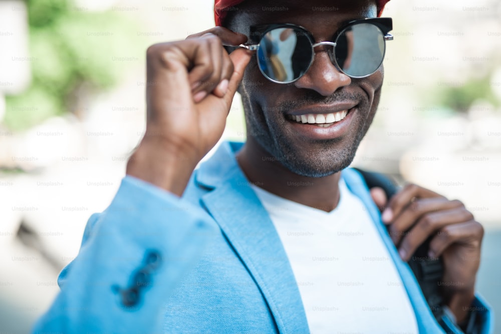 Foto Hombre extrovertido con gafas de sol modernas mirando a la cámara.  Concepto de moda – Fotografía Imagen en Unsplash
