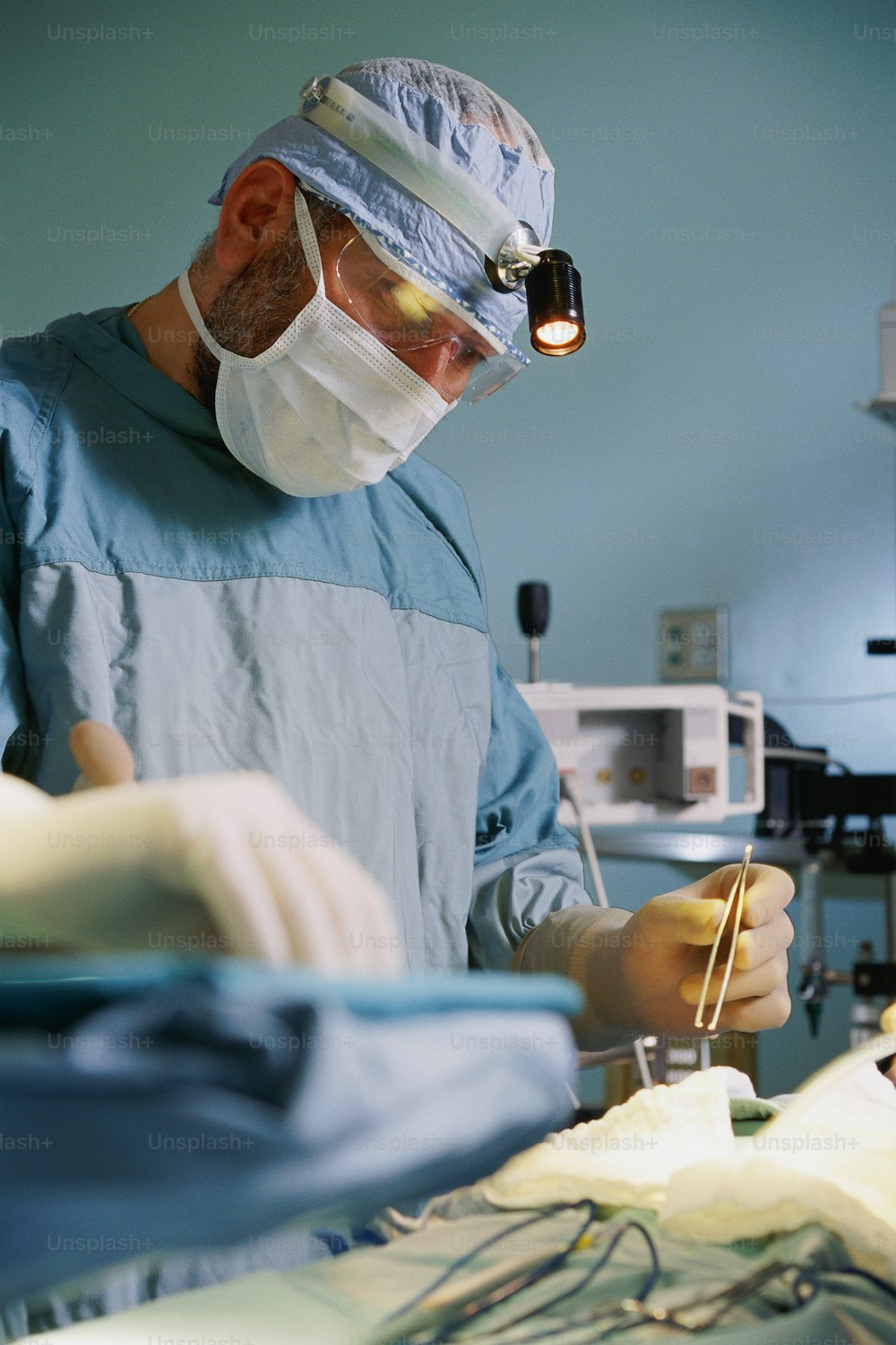 Un uomo in camice chirurgico sta eseguendo un intervento chirurgico