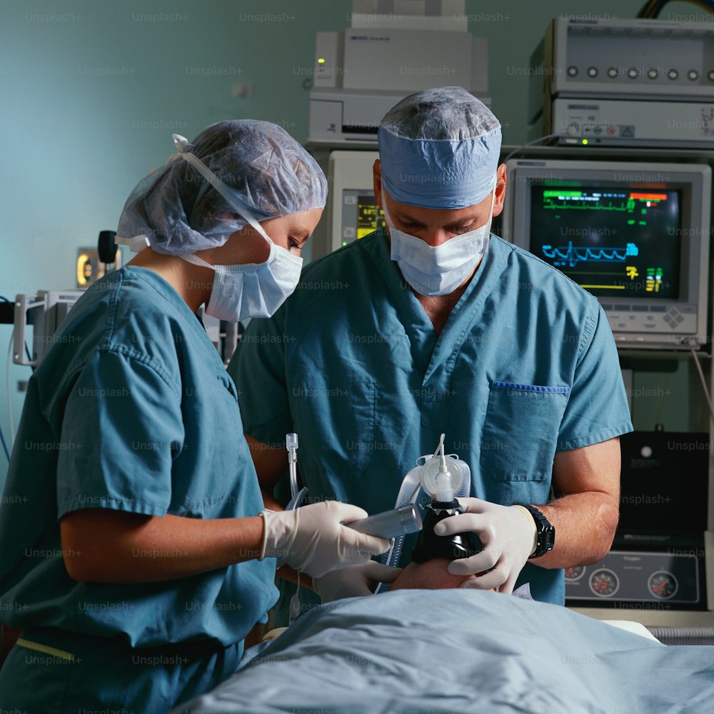 Una coppia di medici in piedi intorno a un letto d'ospedale