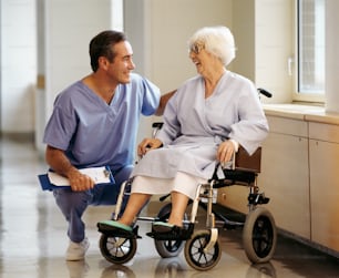 Un homme et une femme en gommage assis l’un à côté de l’autre dans un hôpital