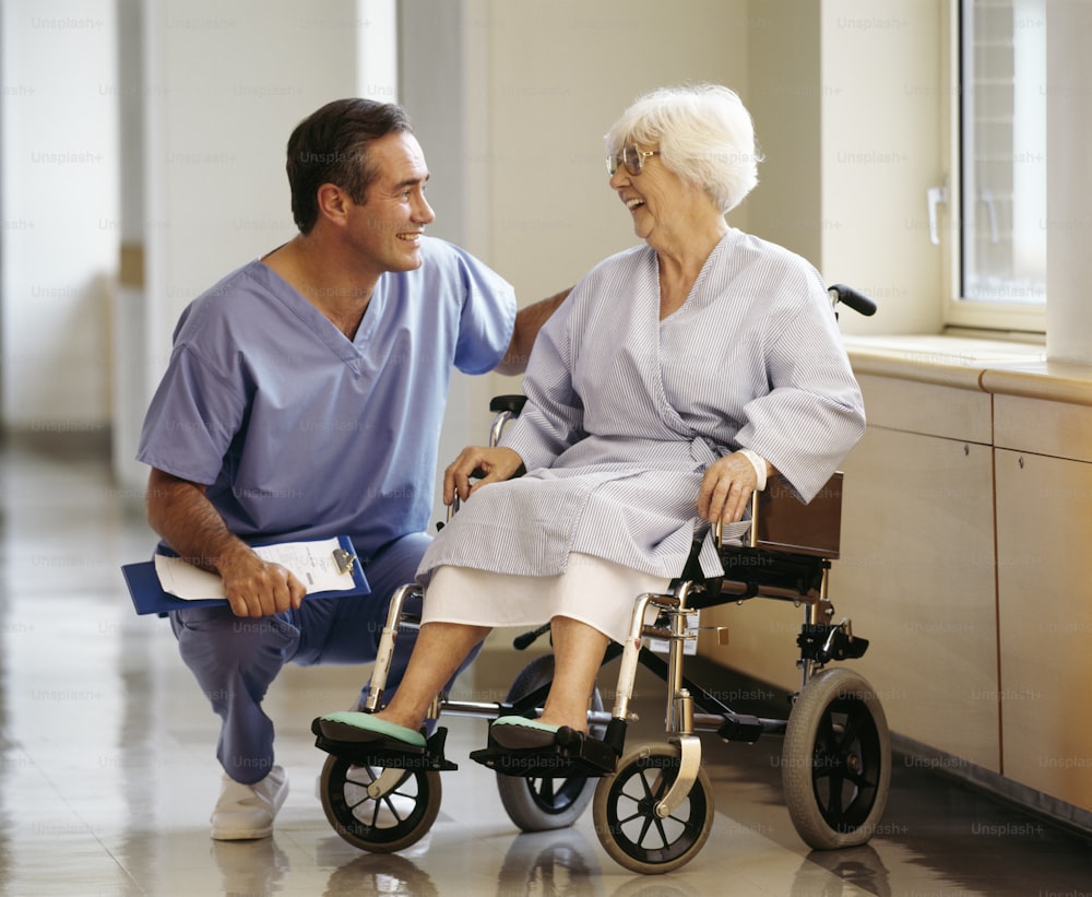 Un hombre y una mujer en batas sentados uno al lado del otro en un hospital