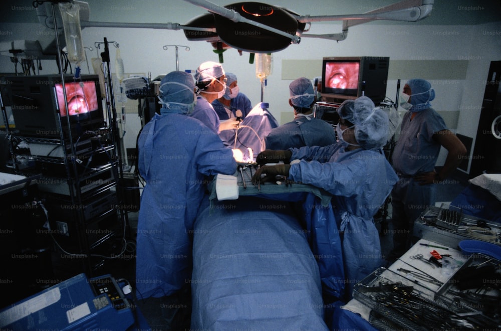 病院で手術を行う医師のグループ