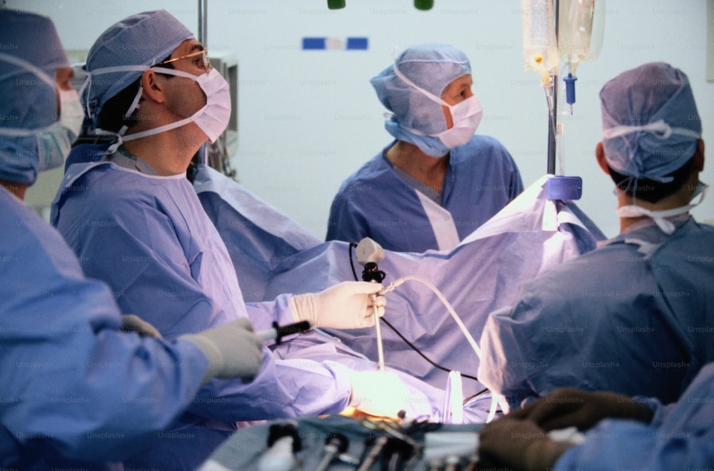 Eine Gruppe von Ärzten, die in einem Operationssaal operieren