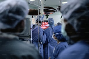 um grupo de cirurgiões em uma sala de cirurgia