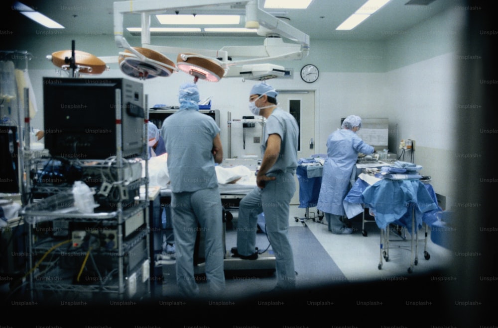 Eine Gruppe von Ärzten, die um ein Krankenhauszimmer herum stehen