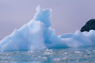 바다 한가운데에 떠 있는 커다란 빙산