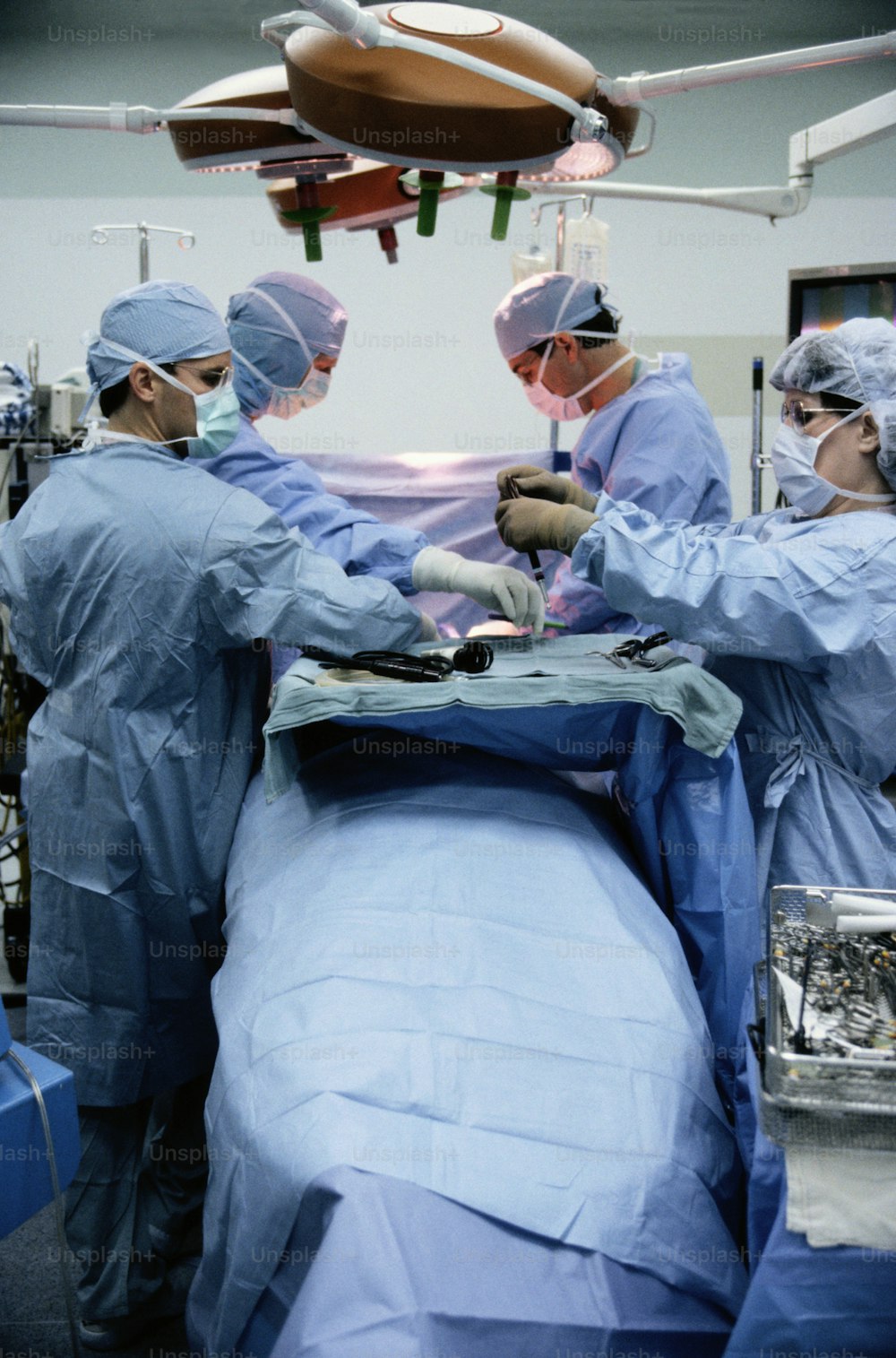 un groupe de médecins pratiquant une intervention chirurgicale dans un hôpital