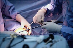 Due chirurghi stanno eseguendo un intervento chirurgico su un paziente