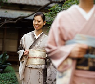 Una mujer con kimono sonríe a la cámara