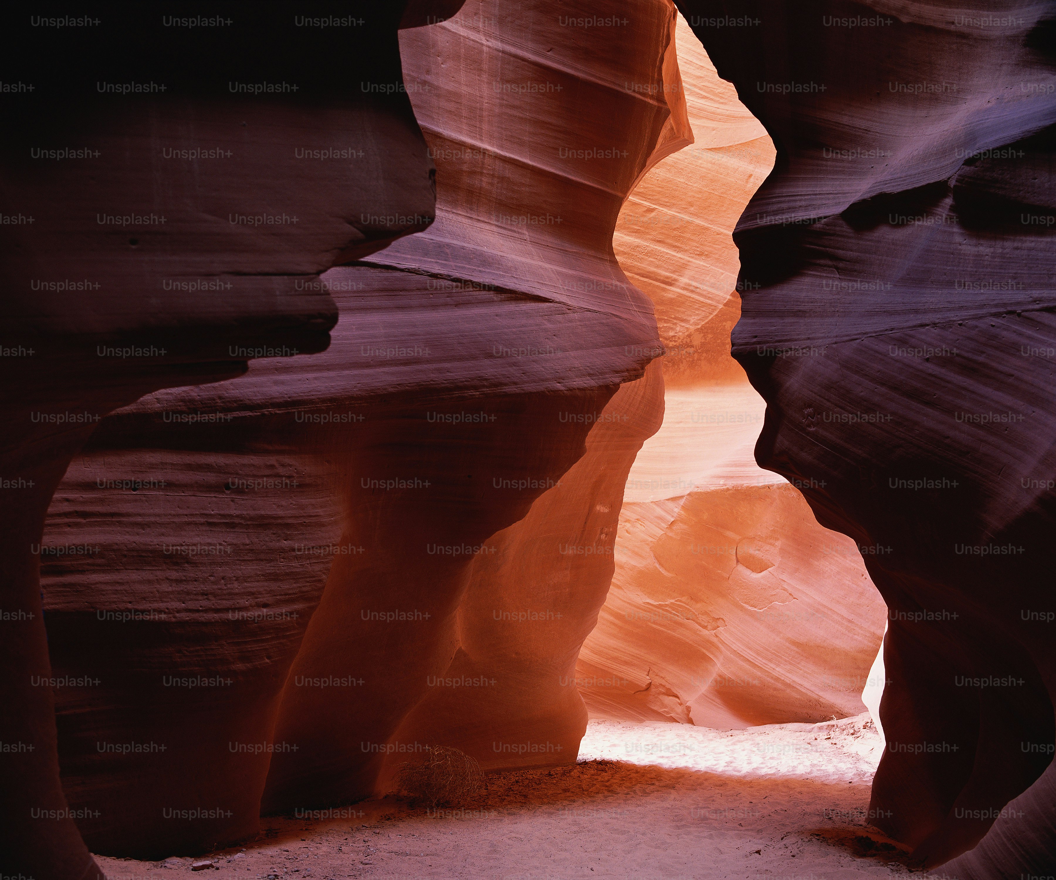 ein schmaler Schlitz in der Seite einer Schlucht