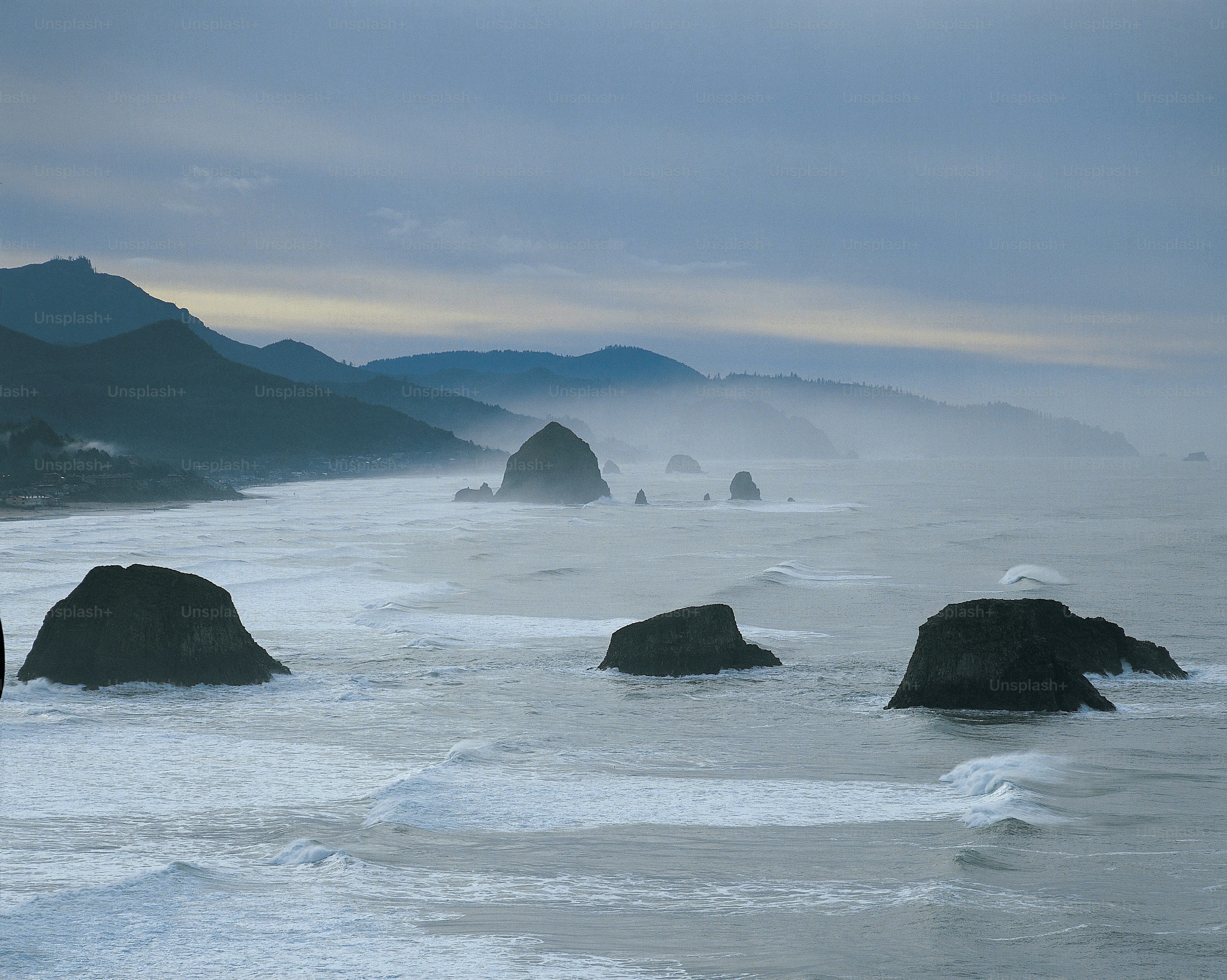 un paio di grandi rocce nel mezzo di uno specchio d'acqua