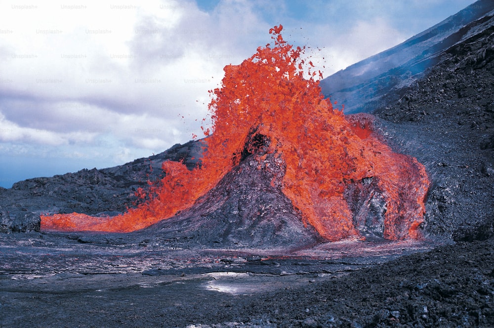 um vulcão com lava vomitando para fora dele