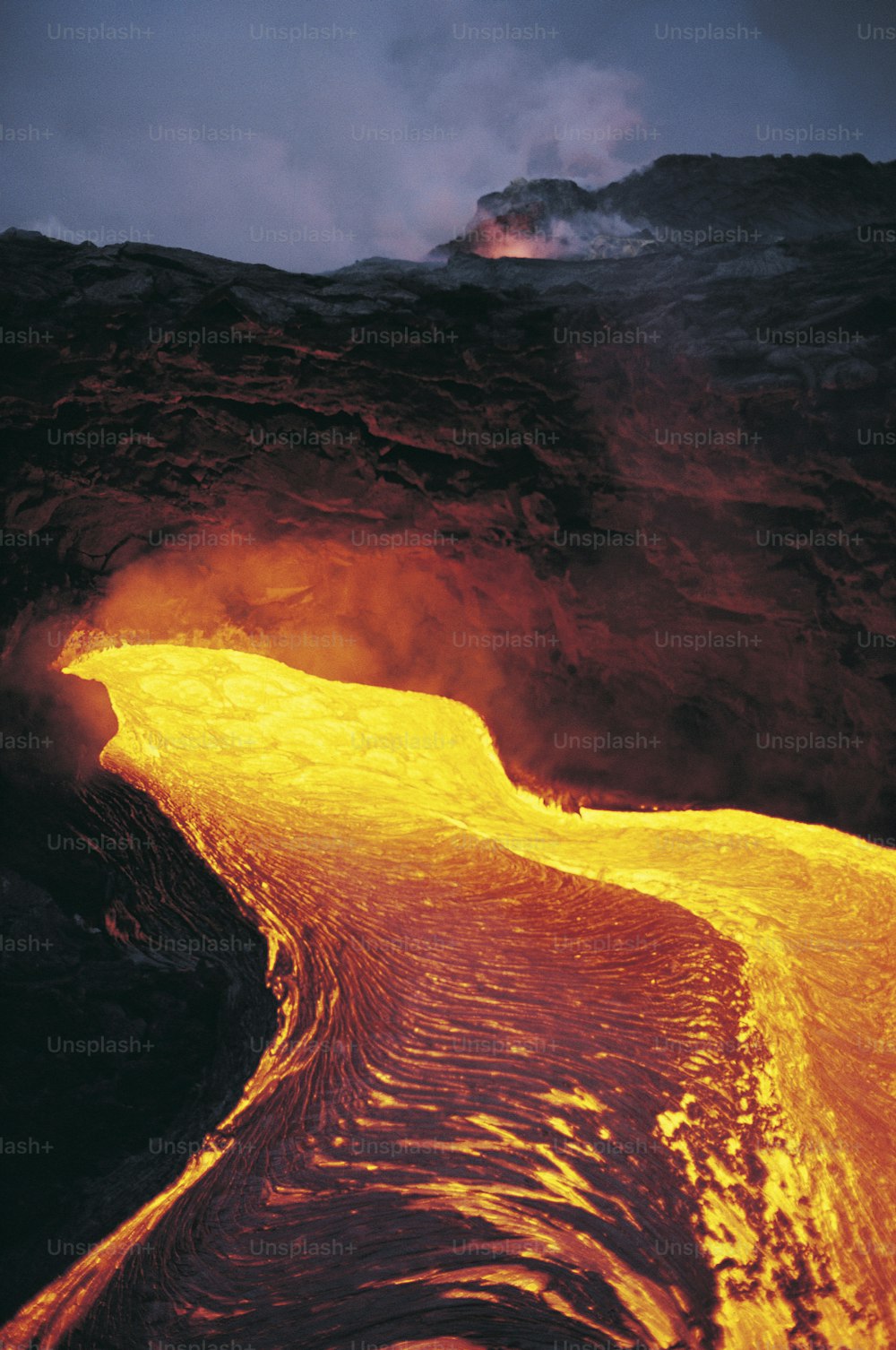 Un flusso di lava nel mezzo di uno specchio d'acqua