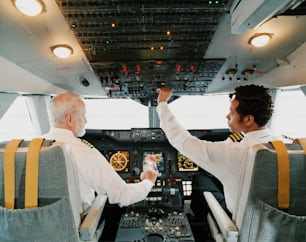 Una coppia di uomini seduti nella cabina di pilotaggio di un aereo