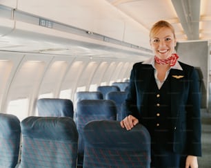 Una mujer parada en un avión con una bufanda alrededor del cuello