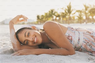 Eine Frau, die im Sand an einem Strand liegt