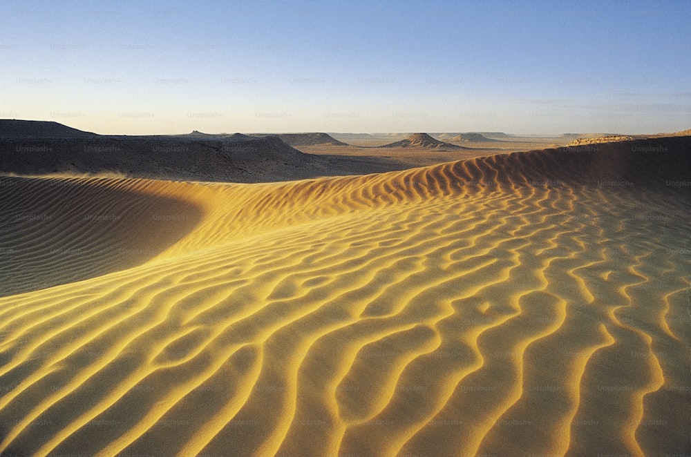 砂漠の真ん中にある大きな砂丘