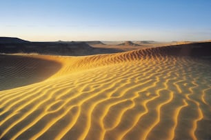 Una grande duna di sabbia nel mezzo di un deserto