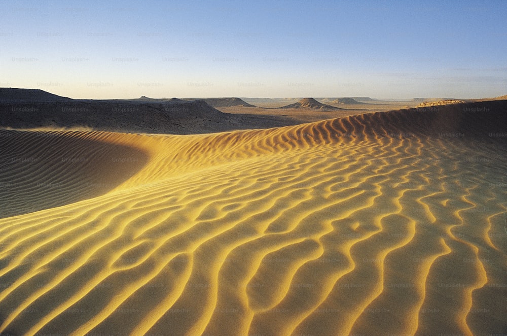 Une grande dune de sable au milieu d’un désert