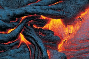 Un primo piano di un incendio con lava sullo sfondo