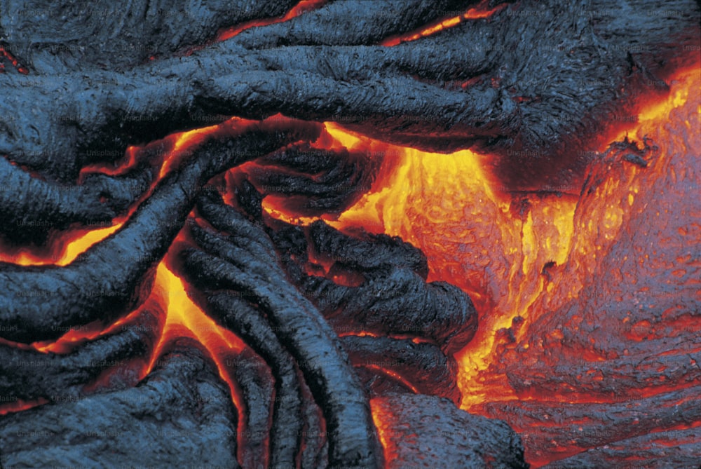 Un primer plano de un fuego con lava en el fondo