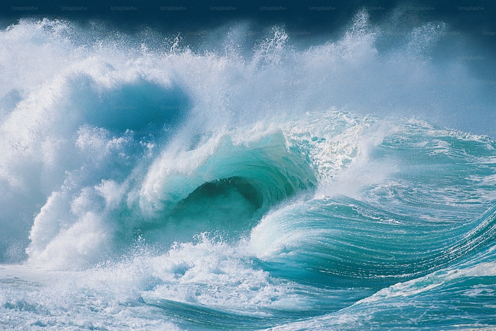 Una gran ola oceánica rompiendo contra la orilla