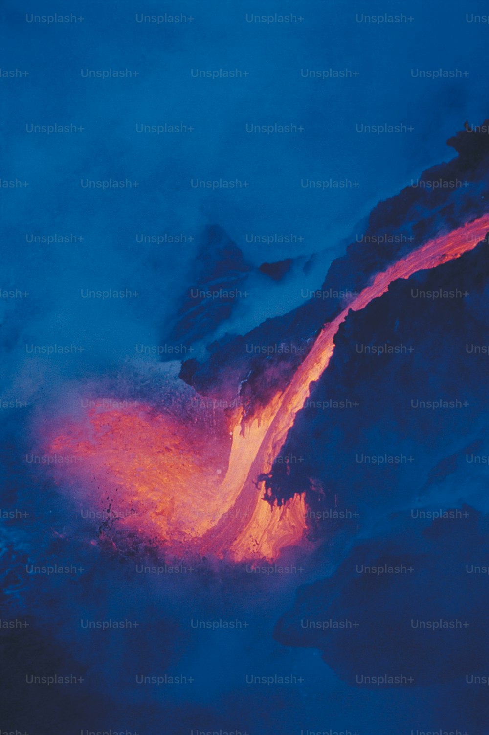 Un flusso di lava in un cielo blu di notte