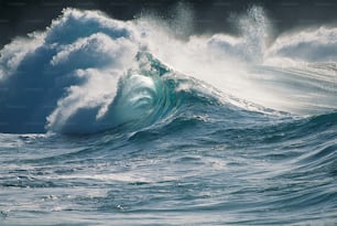 uma grande onda no meio do oceano